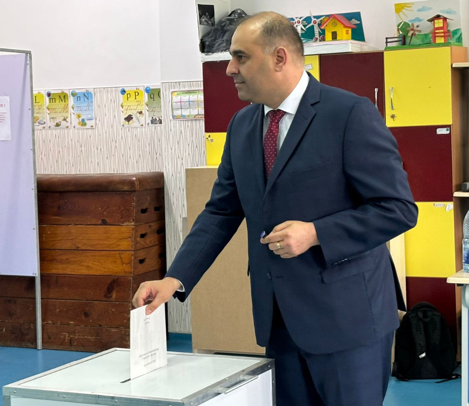 Dan Tarcea a votat, duminică dimineața, la secția de votare, nr.16, în Cluj-Napoca. | Foto: Mădălina Ivan- monitorulcj.ro