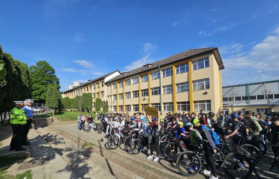 Peste 120 de elevi, profesori și părinți, la „Marșul bicicliștilor” organizat de Școala „Ion Creangă” din Cluj-Napoca| Foto: Școala „Ion Creangă”