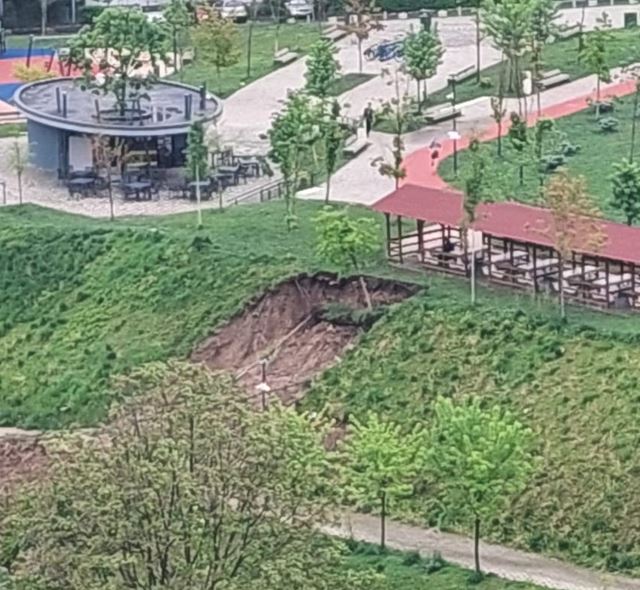 Alunecări de teren la baza sportivă din Mănăștur. Primărie: „Urmează intervenții pentru refacerea taluzului”|Foto: cititor monitorulcj.ro