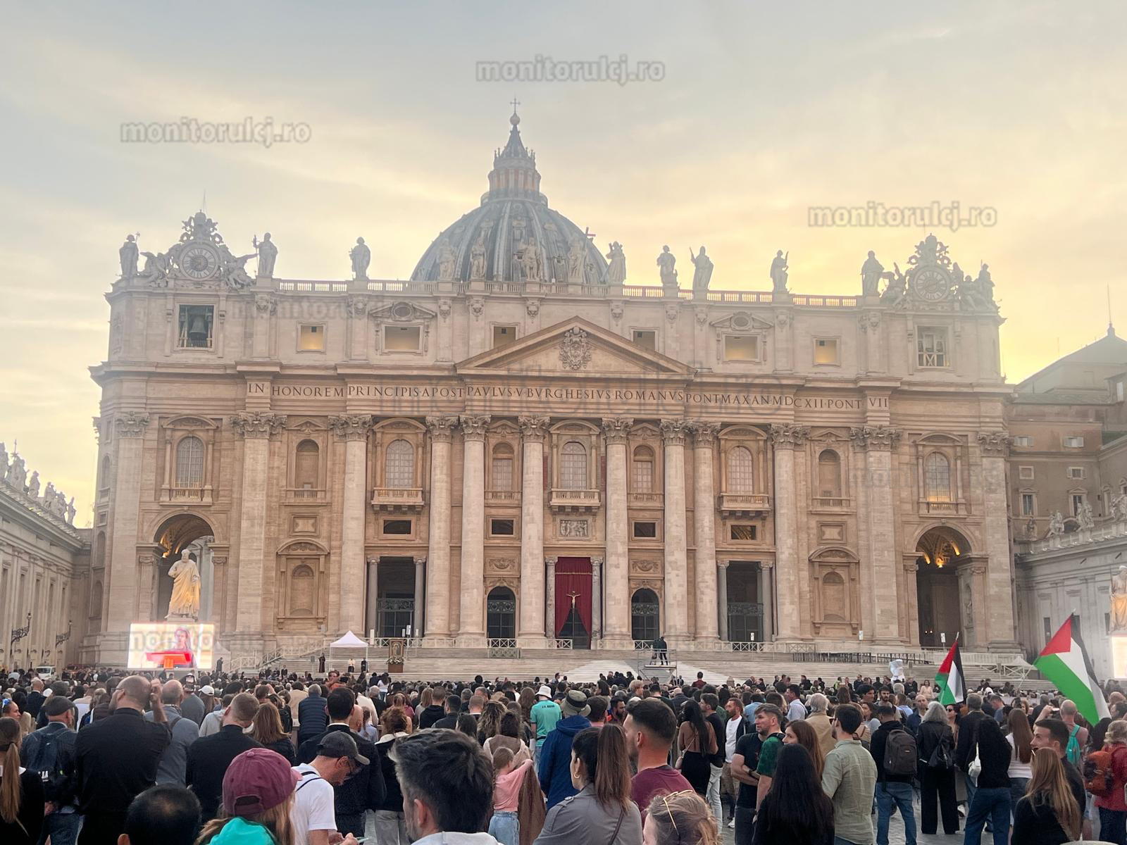 în imagine: Omagiu adus Papei Francisc în Piața San Pietro, Roma, 21 aprilie 2025. |Foto: Rareș Beuran | monitorulcj.ro