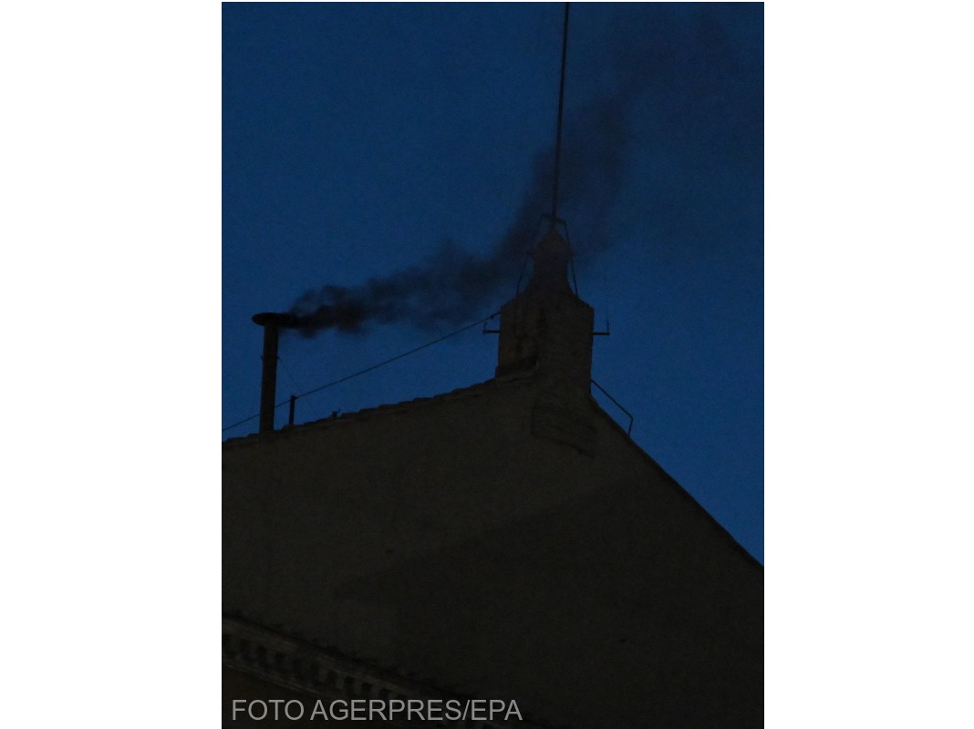 Noul Papă nu a fost ales după primul scrutin. Fumul negru a ieșit din coșul de fum de pe capela Sixtină, în prima zi a Conclavului. Foto: Agerpres / Ettore Ferrari / EPA
