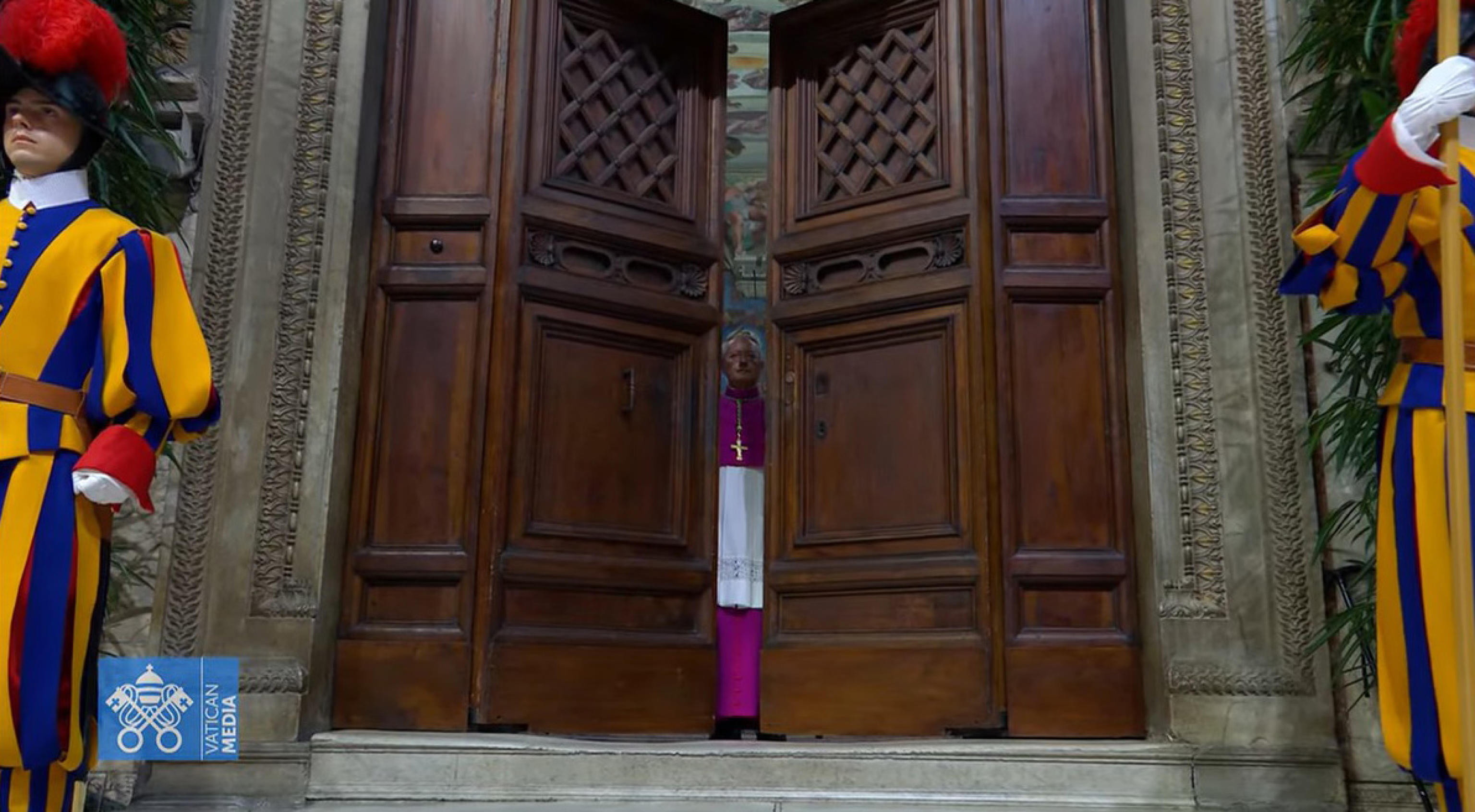 Vatican Conclave 2025. Captură de ecran luată dintr-un videoclip difuzat de Vatican Media arată închiderea ușii Capelei Sixtine după „Extra omnes”, unde are loc conclavul pentru alegerea noului Papă, la Vatican, 07 mai 2025. EPA/VATICAN – Agerpres.ro
