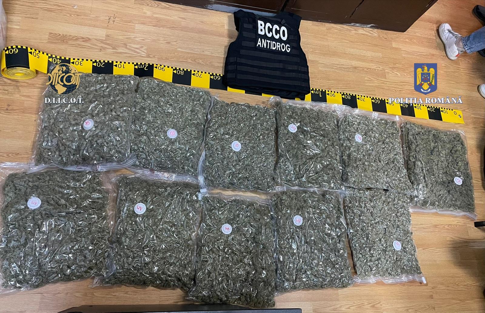 Un bărbat a fost prins în flagrant când a ridicat un colet care conținea peste 11 kilograme de droguri| Foto: IPJ Cluj