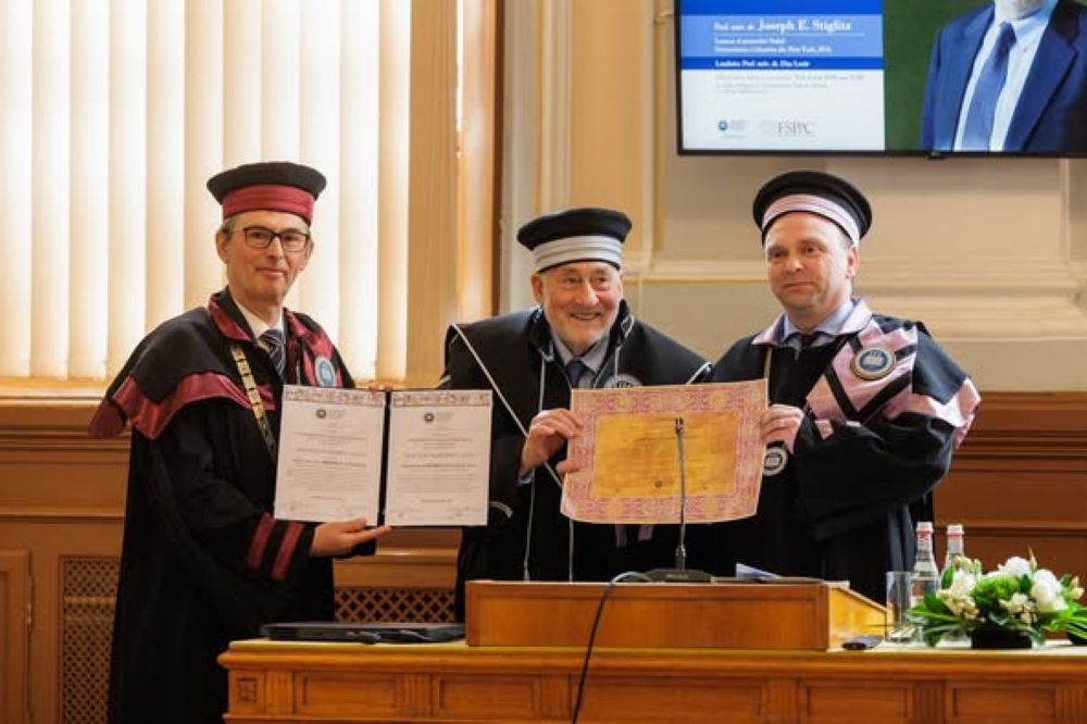 Joseph Stiglitz, laureat al premiului Nobel, a primit titlul Doctor Honoris Causa din partea UBB| Foto: Emil Boc - Facebook