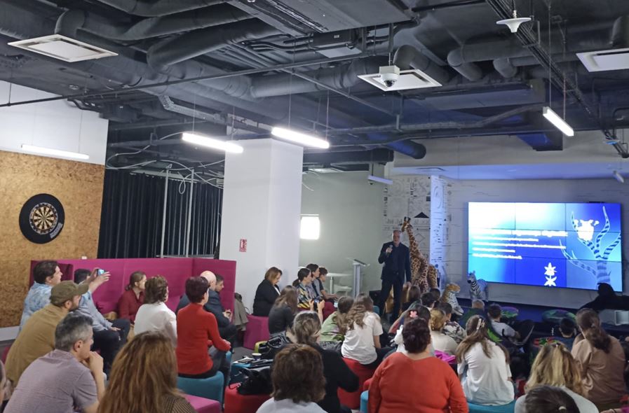 Siguranță în mediul online. Profesorii și copiii învață despre riscurile specifice spațiului online prin intermediul proiectului „Digital Jungle”, dezvoltat de NTT Data Romania|Foto: monitorulcj.ro
