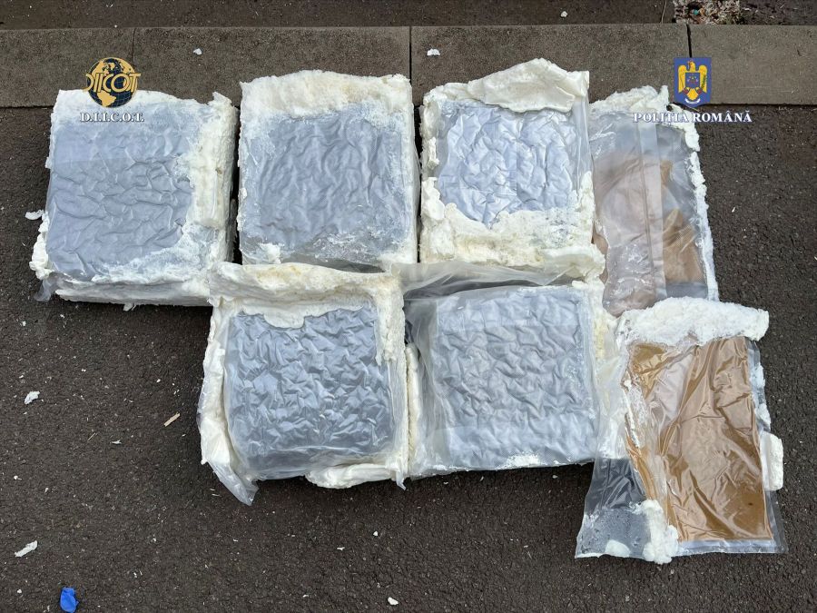 Doi tineri din Cluj, prinși cu 10 kg de cannabis adus din Spania| Foto: IPJ Cluj