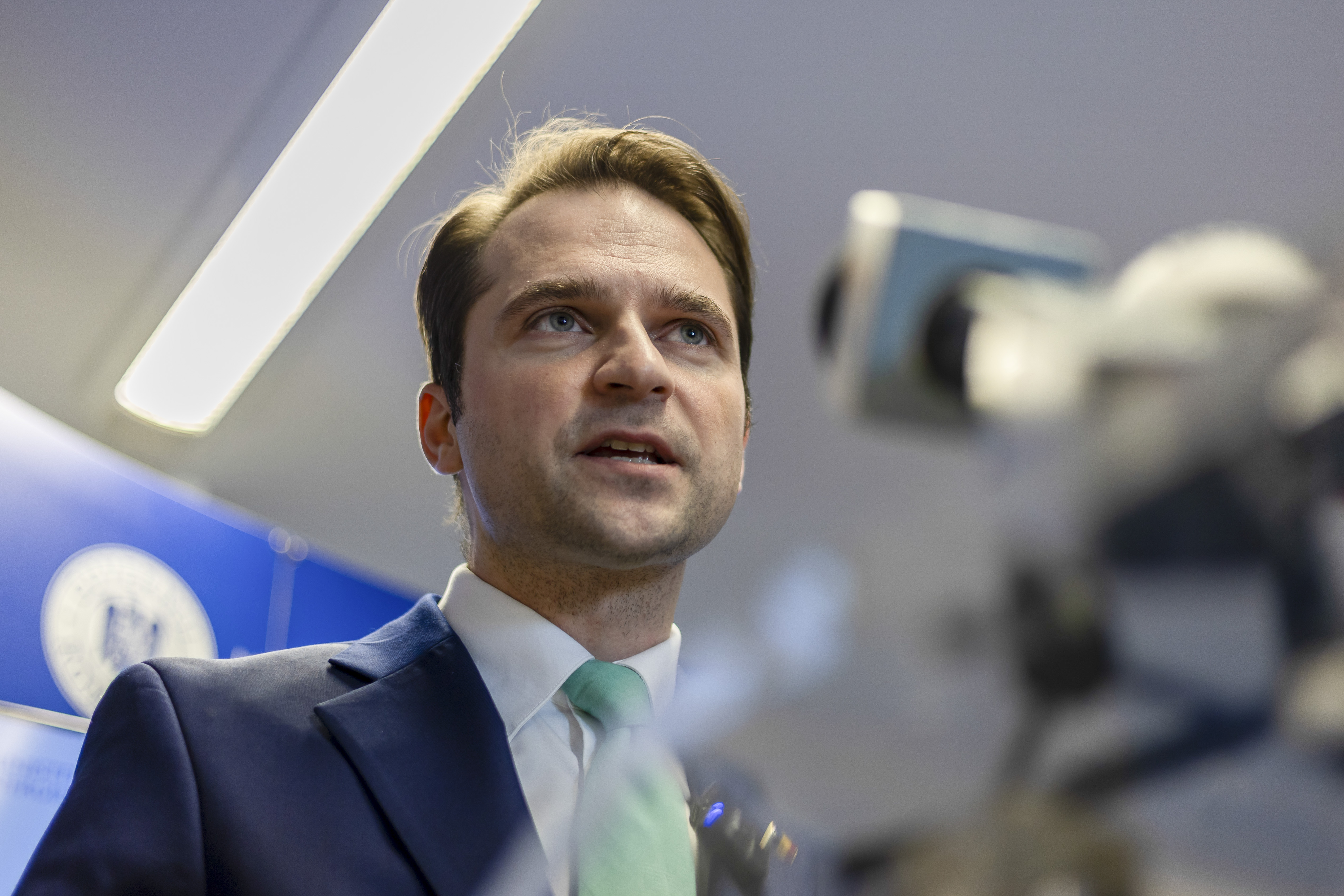 Burduja: „Romgaz cere în instanță dizolvarea Fundației Greenpeace România, utilizată ca paravan de o altă entitate juridică”|în imagine: Conferință de presă susținută de ministrul energiei pe tema reorganizării activității Ministerului Energiei, în Bucuresti, 5 martie 2025. Inquam Photos / Gyozo Baghiu