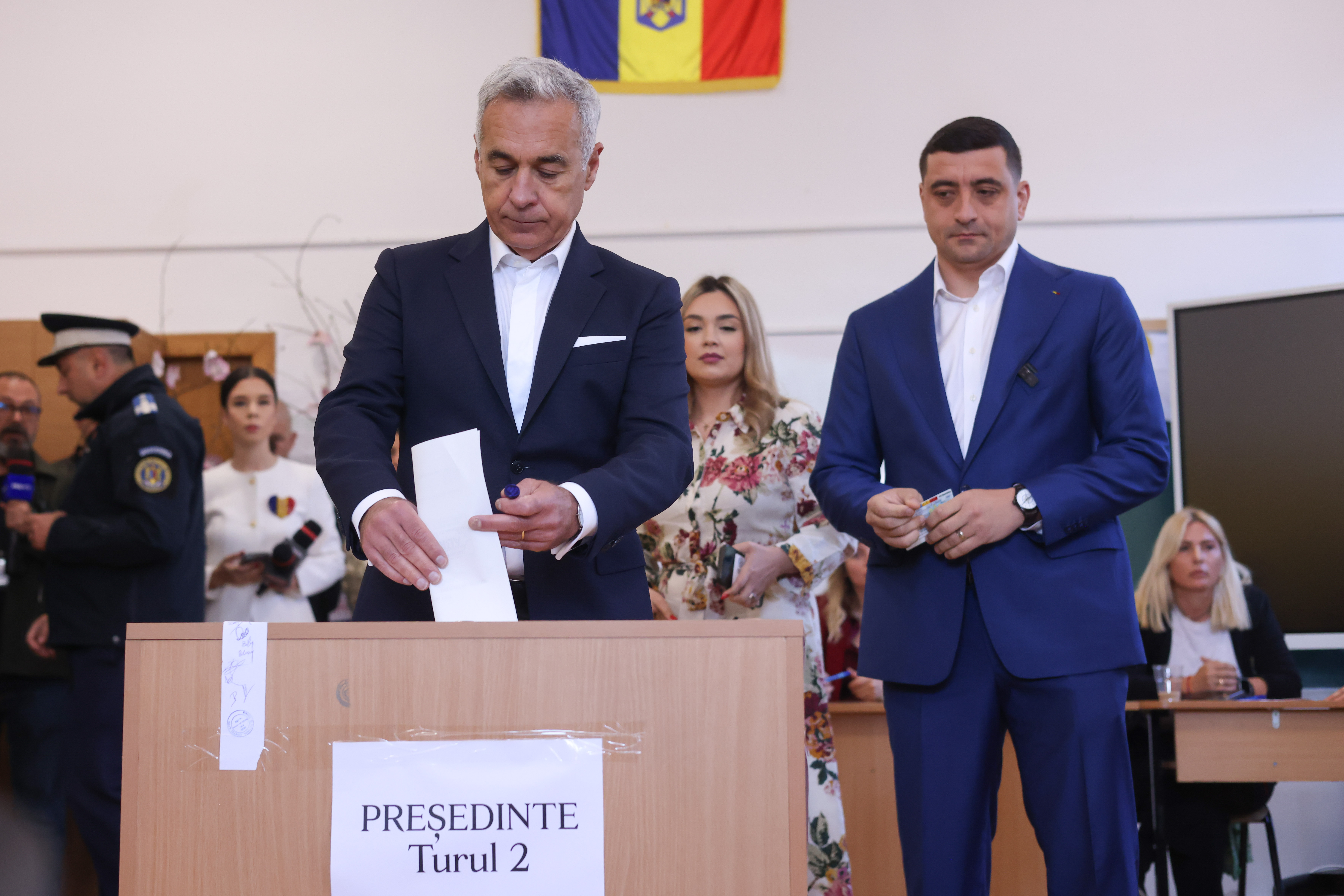 George Simion și Călin Georgescu au votat în turul doi al alegerilor prezidențiale la o secție de vot din Mogoșoaia, Ilfov, 18 mai 2025. Inquam Photos / George Călin