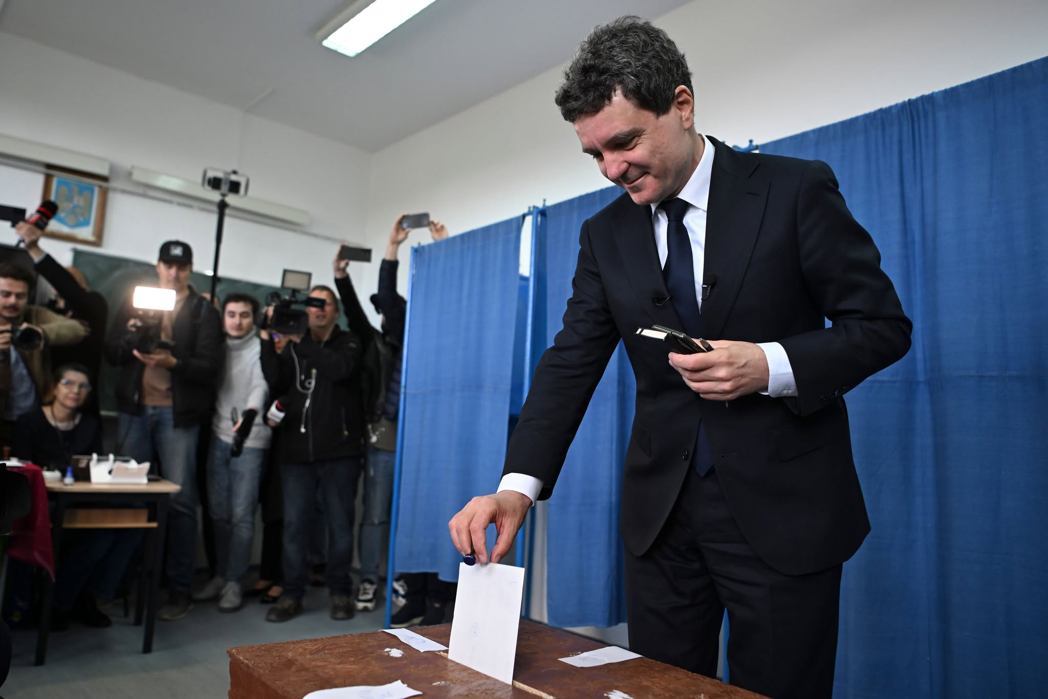Nicușor Dan: „Am votat pentru o schimbare care să aducă prosperitate”|Primarul capitalei si candidatul la presedintie, Nicusor Dan, voteaza in Fagaras pentru turul al doilea al alegerilor prezidentiale, 18 mai 2025. Inquam Photos / Alex Nicodim