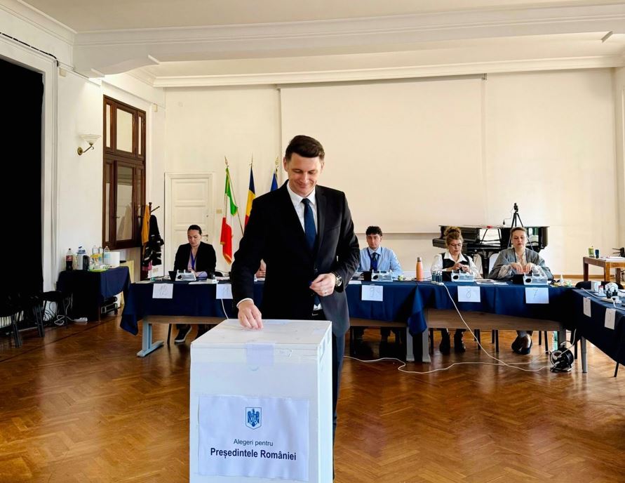 Mircea Abrudean, președintele interimar al Senatului, a votat, duminică, la Roma: „Am votat pentru o Românie unită”|Foto: Abrudean Mircea - Facebook