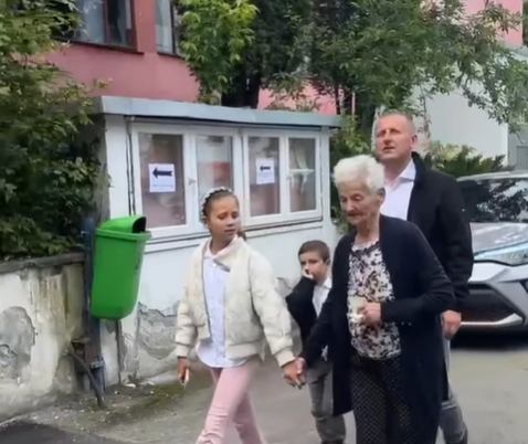 Radu Rațiu, vicepreședintele Consiliului Județean Cluj: „Am votat împreună cu cei doi copii și bunica, pentru un viitor european”| Foto: Ratiu Radu - Facebook