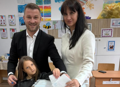 Primarul Bogdan Pivariu alături de soție și copil la secția de vot | Foto: Bogdan Pivariu - Facebook
