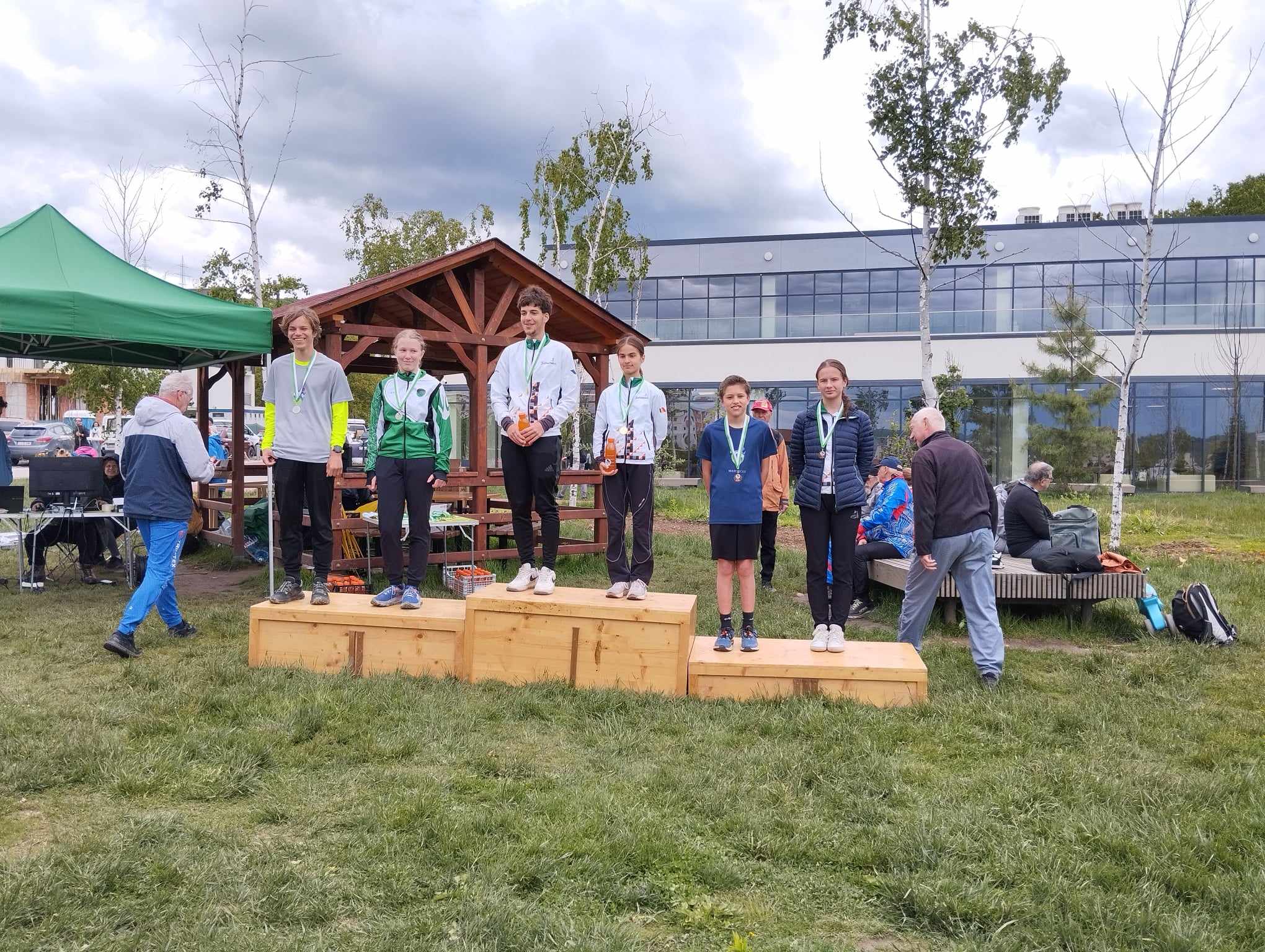 Podiumul câștigătorilor la cat. M16 și F16 la Transilvania Open - ediția 24 / Foto: monitorulcj.ro