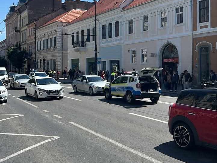 Pieton cu alcoolemie record, lovit în plin de o mașină pe strada Memorandumului. A trecut strada prin loc nepermis| Foto: Chira Vlad  -Info Trafic jud. Cluj - Facebook
