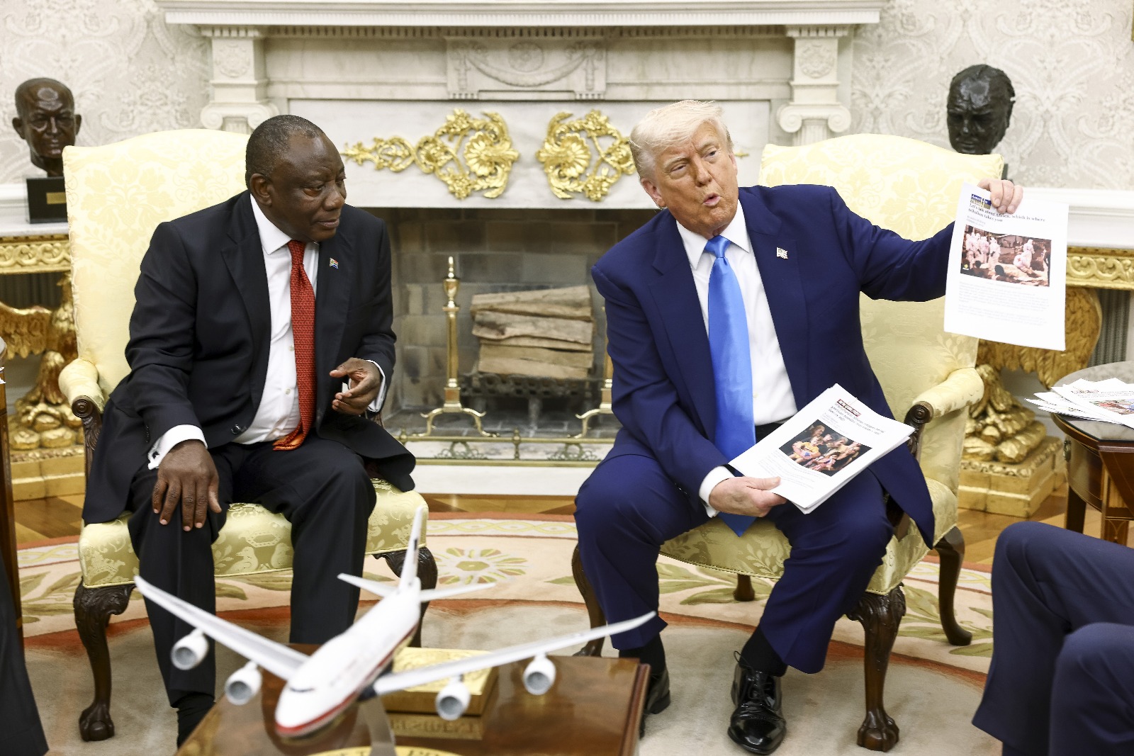 Președintele american Donald Trump prezintă articole de știri legate de violența din Africa de Sud în timpul unei întâlniri cu președintele Africii de Sud, Cyril Ramaphosa, în Biroul Oval al Casei Albe din Washington, DC, SUA, 21 mai 2025.|Foto: JIM LO SCALZO /EPA - AGERPRES
