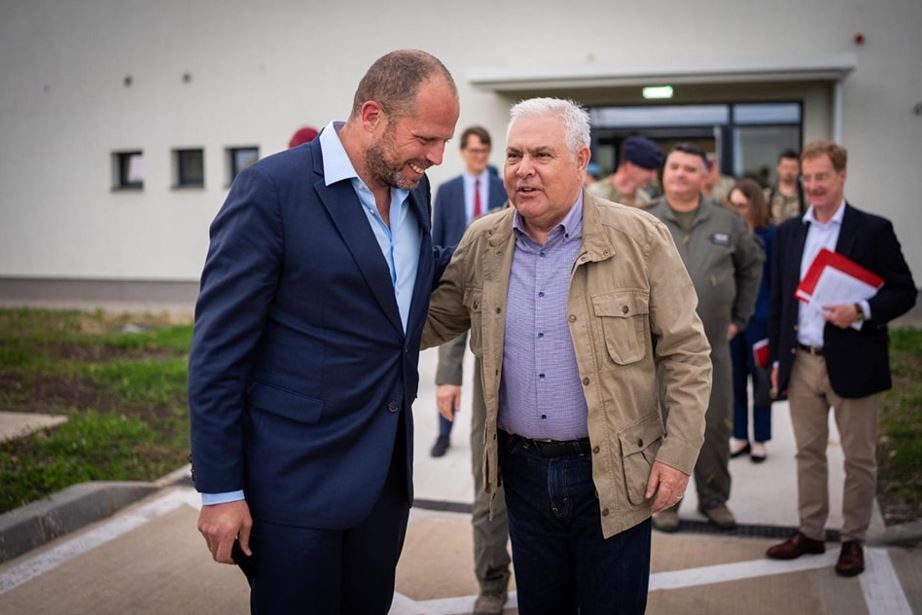 Ministrul belgian al Apărării, Theo Francken și ministrul român al Apărării Naționale, Angel Tilvăr, discuții la Baza 71 Aeriană Câmpia Turzii despre securitatea în regiunea Mării Negre și cooperarea bilaterală|Foto: Laurențiu Turoi - MApN