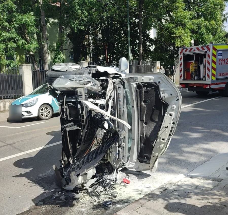 Un incendiu a izbucnit la mașina răsturnată | Foto: ISU Cluj