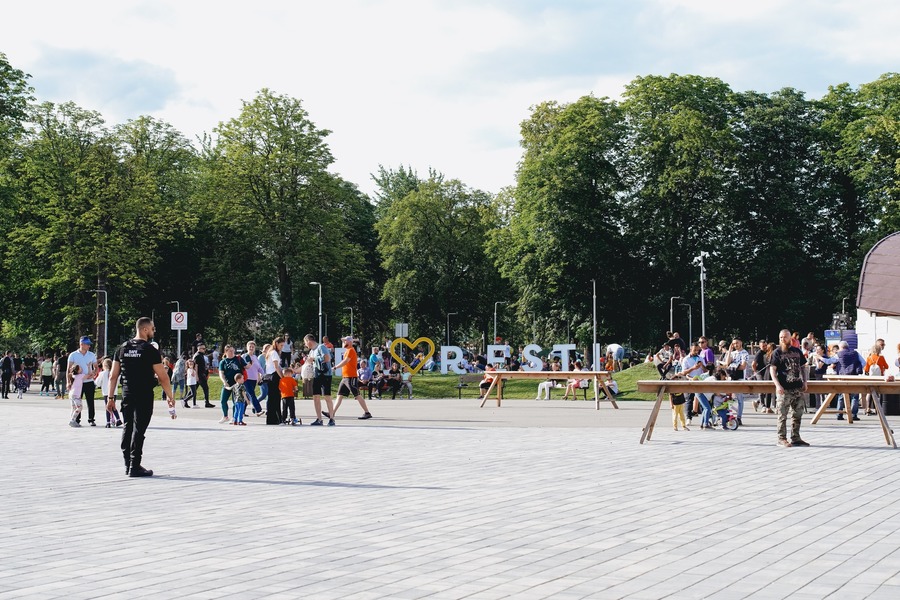 Florești Fest, un eveniment care reunește tradiția, muzica și spiritul comunității într-o atmosferă memorabilă, continuă cu o a treia zi ce promite la fel de multă energie și momente speciale. | Foto: Florești Memorabil- Facebook