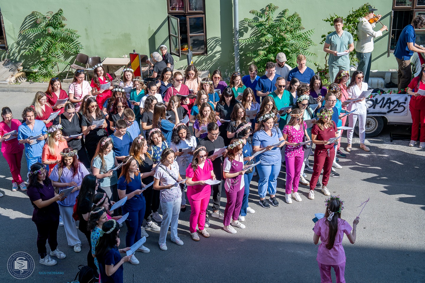 Tradiția serenadelor continuă la UMF Cluj | Foto: UMF Iuliu Hațieganu Cluj-Napoca - Facebook