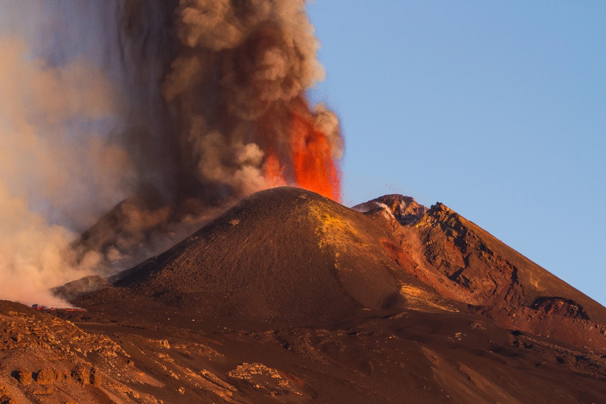 Vulcanul Etna a erupt cu un nor de cenușă de peste un kilometru înălțime, iar turiștii au fugit panicați. Foto: Depositphotos.com