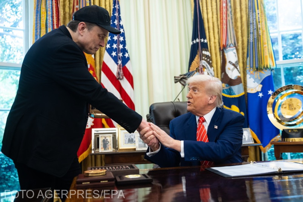 Președintele american Donald Trump și Elon Musk își dau mâna în timpul unei conferințe de presă în Biroul Oval de la Casa Albă din Washington, pe 30 mai 2025. Foto: EPA / Francis Chung / Agerpres