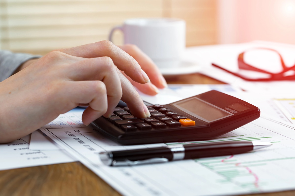 Ministrul Energiei anunță că din iulie consumatorii cu facturi mari la curent ar putea plăti cu 20% mai puțin. Foto: Depositphotos.com