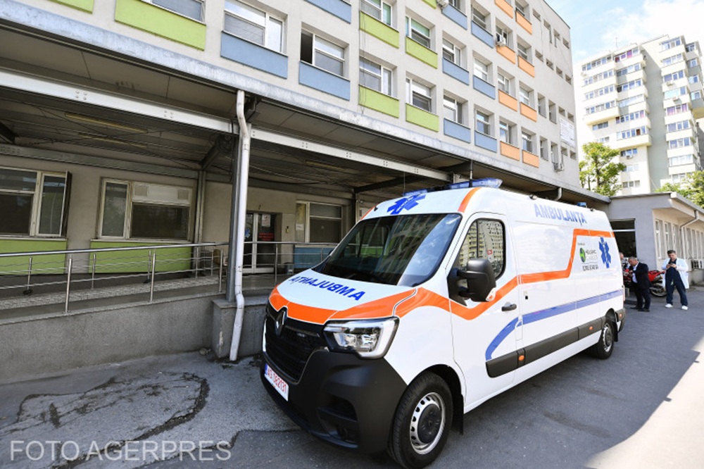 Patru medici de la Spitalul Pantelimon sunt acuzați că au ucis pacienți din ATI prin reducerea dozei de noradrenalină. Din stenograme reiese că se lăudau cu numărul de decese. Foto: Ceremonie de predare-primire a unei ambulanțe de tip B2 către Spitalul Clinic de Urgență „Sf. Pantelimon
