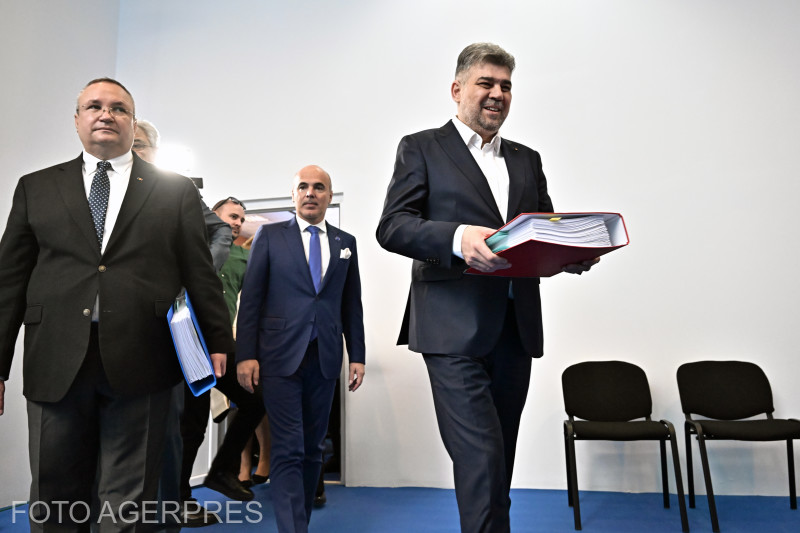 Cheltuielile deșănțate ale premierilor Nicolae Ciucă (PNL, în stg.) și Marcel Ciolacu (PSD, în dr.) au îngropat economia României. Foto: Mihai Poziumschi, Agerpres Foto