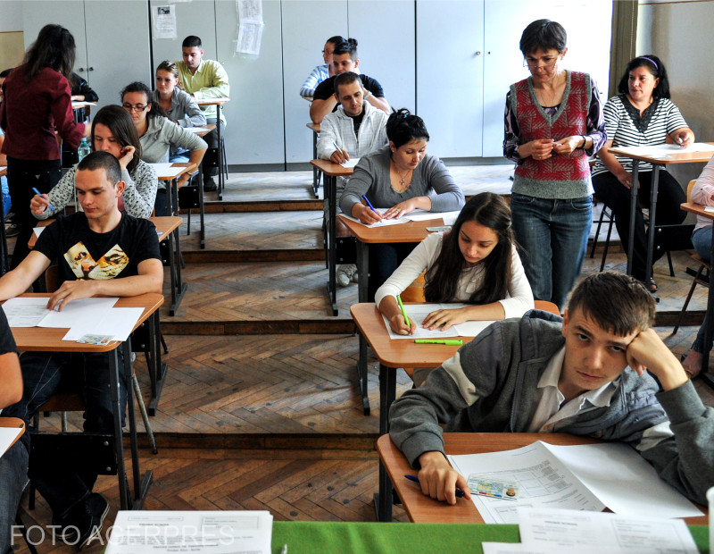 3.646 de absolvenți ai claselor a XII-a vor susține, începând de marți, 10 iunie 2025, probele scrise din cadrul Examenului Național de Bacalaureat, sesiunea iunie 2025. Foto: Constantin Duma, Agerpres Foto