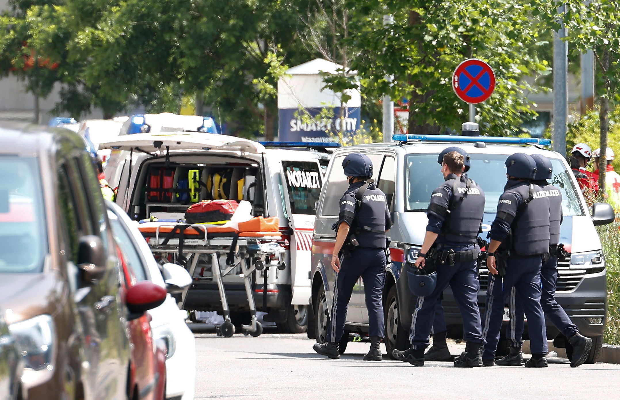 Polițiști și personal medical în fața liceului Dreierschützengasse, în urma unui atac armat din Graz, Austria, 10 iunie 2025. Foto: EPA/ERWIN SCHERIAU – Agerpres.ro
