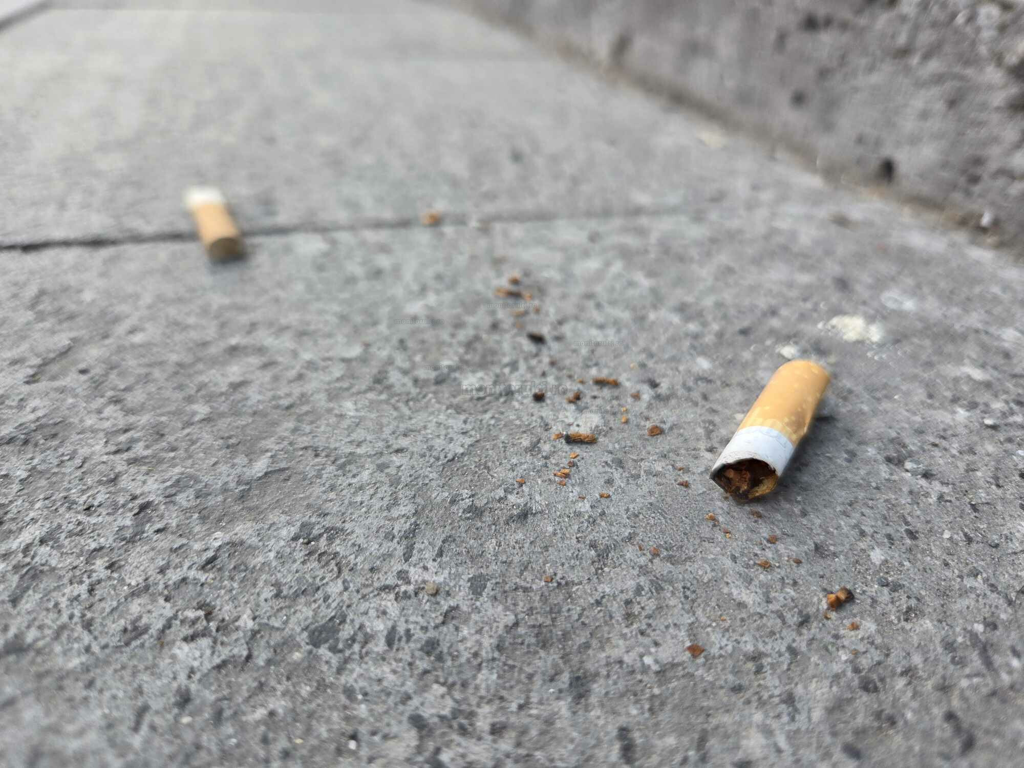 Gest mic, mesaj mare. Emil Boc strânge chiștoacele de țigări și promite amenzi | Foto: Eliza Lucaciu, monitorulcj.ro