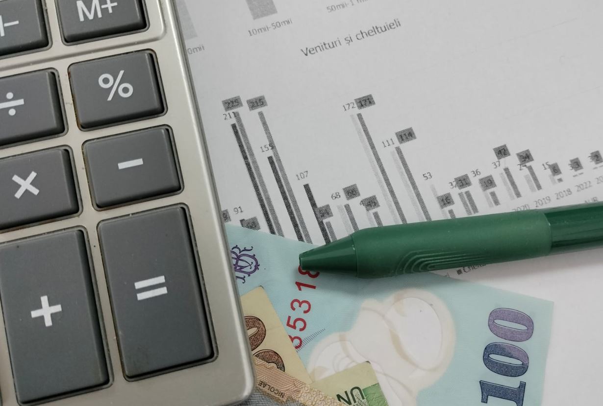 Avertismentul agenției de rating Fitch: „Reducerea deficitului și stabilizarea datoriei sunt esențiale pentru ratingul suveran al României”|Foto: monitorulcj.ro
