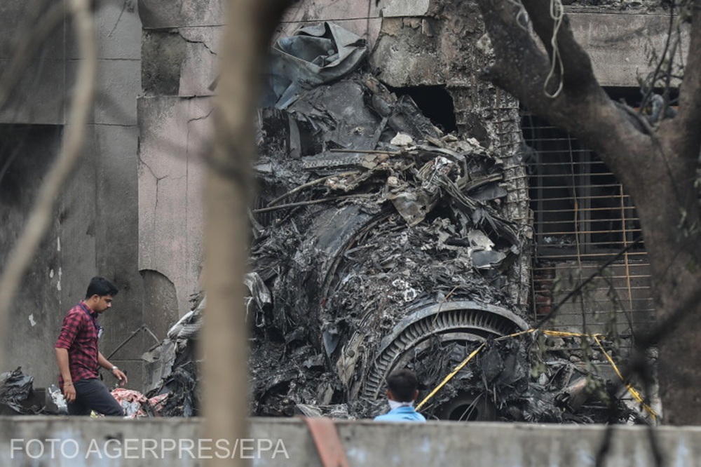 Singurul supraviețuitor al accidentului Air India care a ucis 241 de persoane a povestit cum a scăpat prin deschizătura din fuselaj. Foto: Oficiali inspectează locul prăbușirii avionului Air India lângă aeroportul din Ahmedabad, India, 13 iunie 2025. Foto: EPA / Agerpres