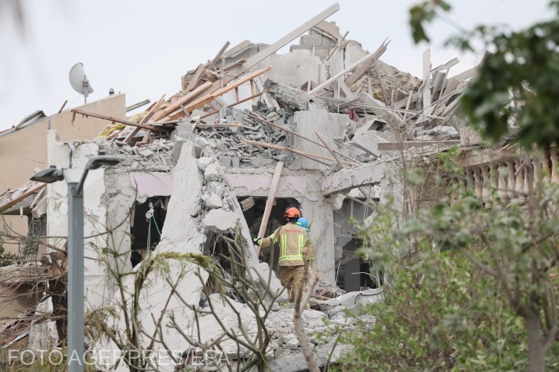 Iranul a lansat al patrulea val de rachete către Israel sâmbătă dimineața. Foto: Echipe de salvare israeliene la locul unde rachetele balistice iraniene au lovit clădiri rezidențiale în Rishon LeZion, lângă Tel Aviv, 14 iunie 2025. Foto: EPA / Agerpres