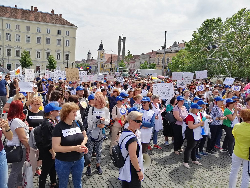 în imagine: protest al profesorilor clujeni în Piața Unirii, iunie 2023|Foto: monitorulcj.ro