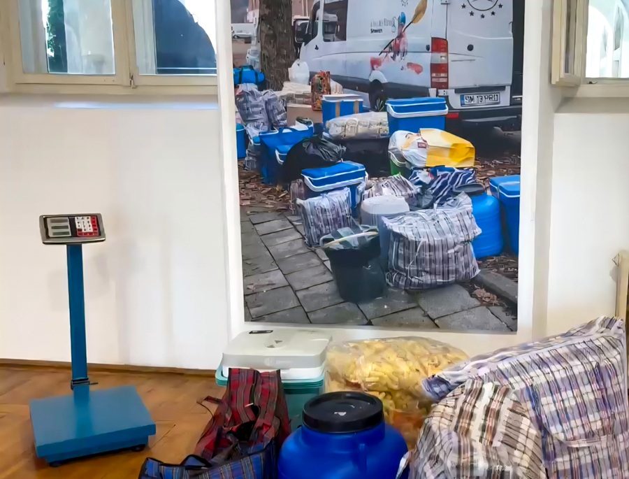 Fotografii cu puternic impact emoțional făcute de Cosmin Bumbuț, care documentează de șase ani și jumătate proiectul „Plecat”, care surprinde viețile românilor din diaspora. Imaginea surprinde elementele-simbol ale românilor care primesc pachete din țară. | Foto: Mădălina IVAN, monitorulcj.ro