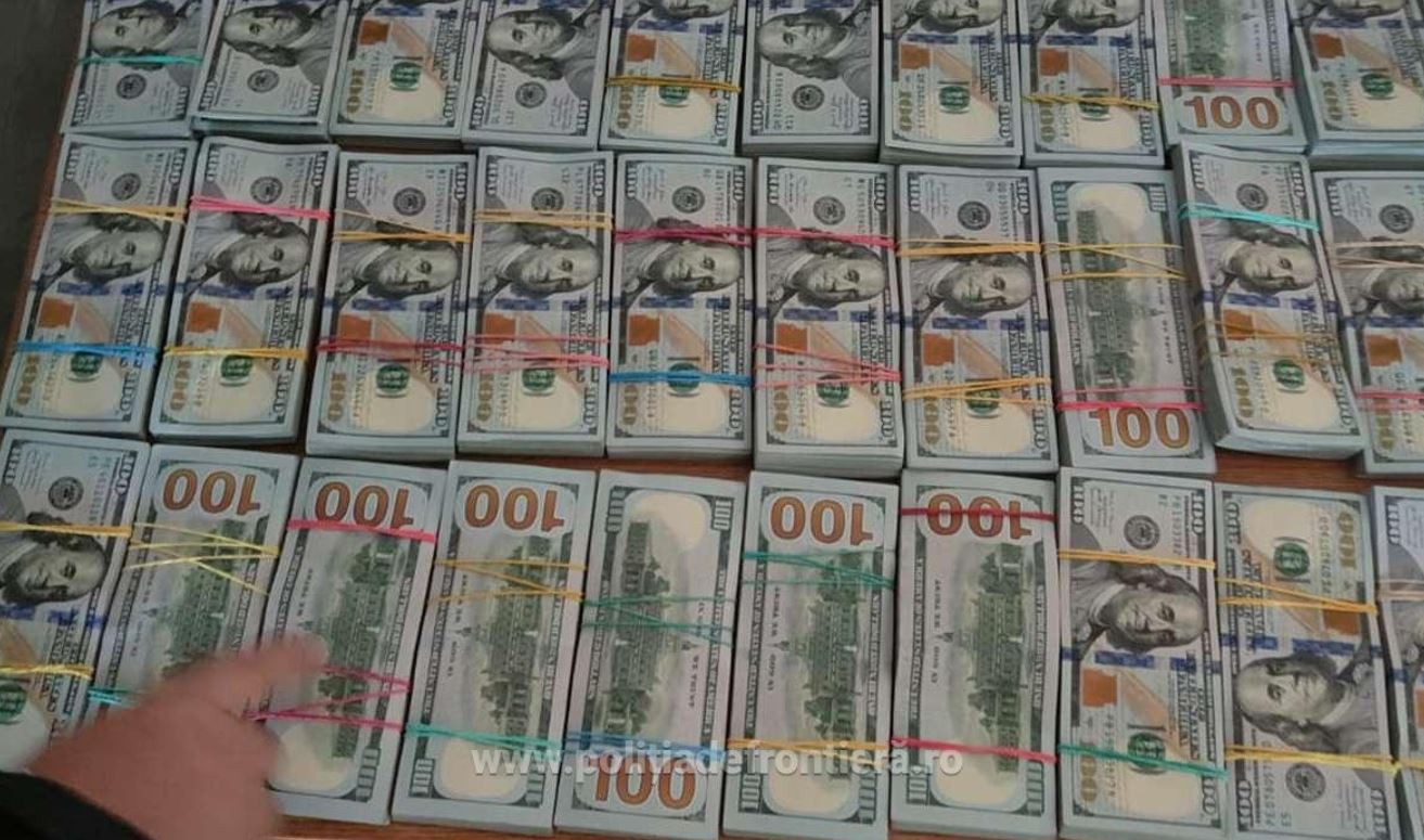 O familie de ucraineni a încercat să treacă granița cu 1,4 milioane de dolari ascunși pe corp|Foto: politiadefrontiera.ro