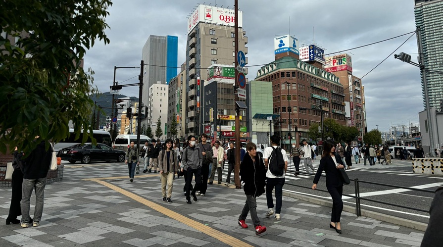 Japonezi și turiști în centrul orașului Kobe, acolo unde Melissa a petrecut un an ca studentă. Sursa foto: arhivă personală Melissa Moșuțan