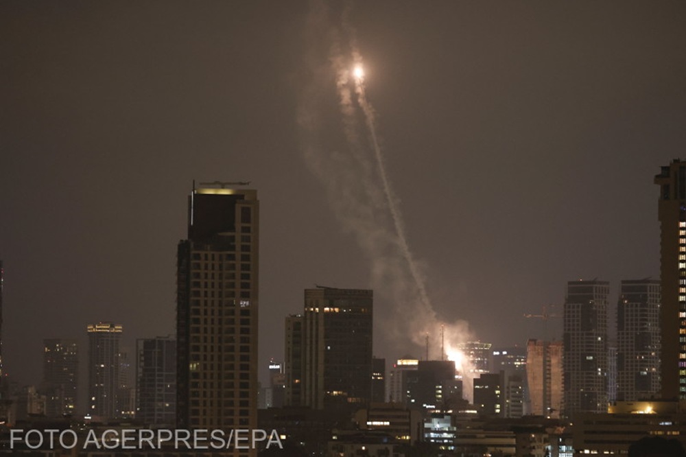 Iran atacă noaptea pentru că rachetele sunt vulnerabile la preparare și pentru efectul psihologic. Foto: Sistemul defensiv israelian Iron Dome interceptează rachete lansate din Iran deasupra Tel Aviv-ului, 16 iunie 2025. EPA/ Agerpres