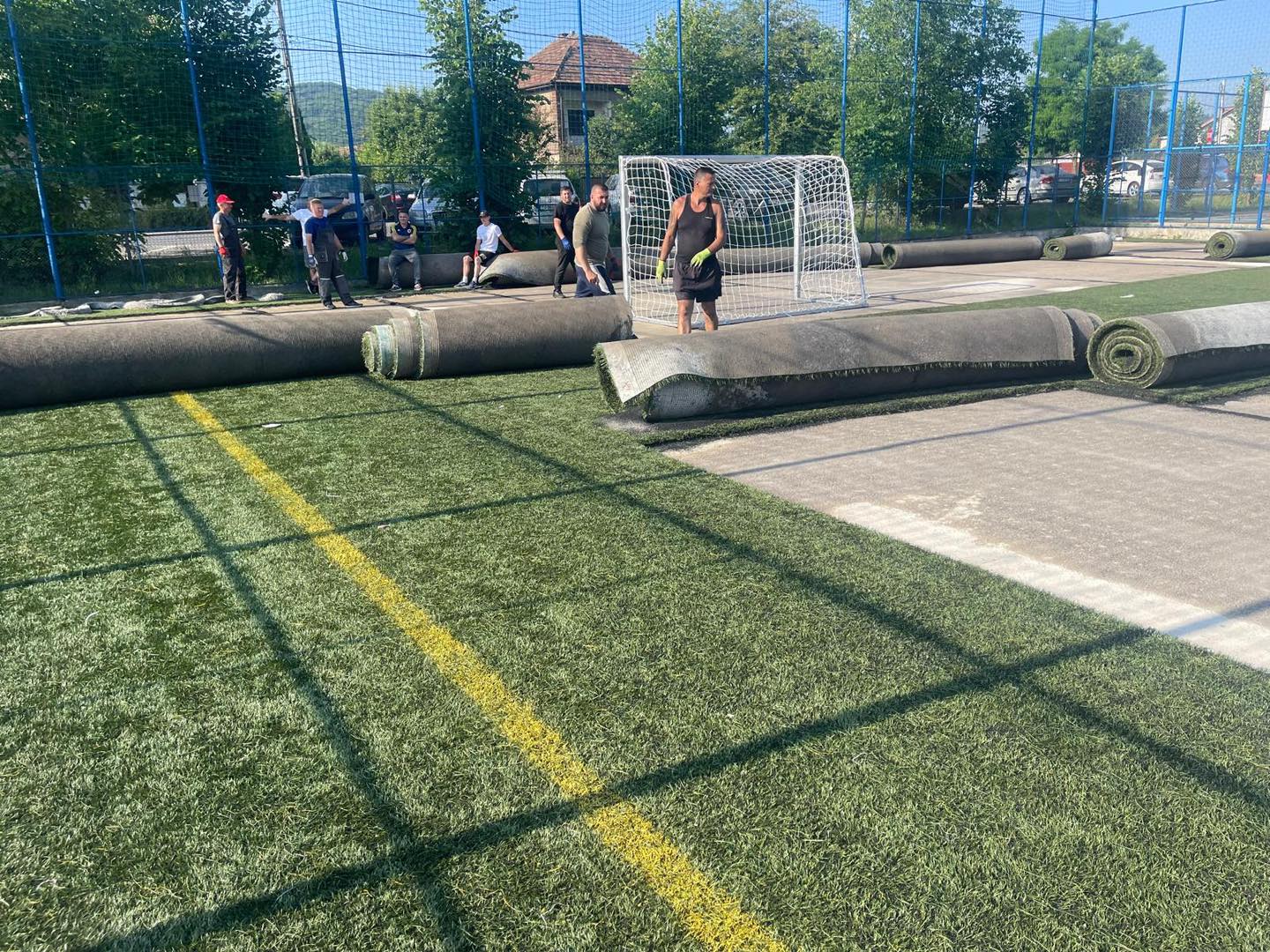 Gazonul sintetic al stadionului din Florești, în curs de înlocuire| Foto: Bogdan Pivariu - Facebook