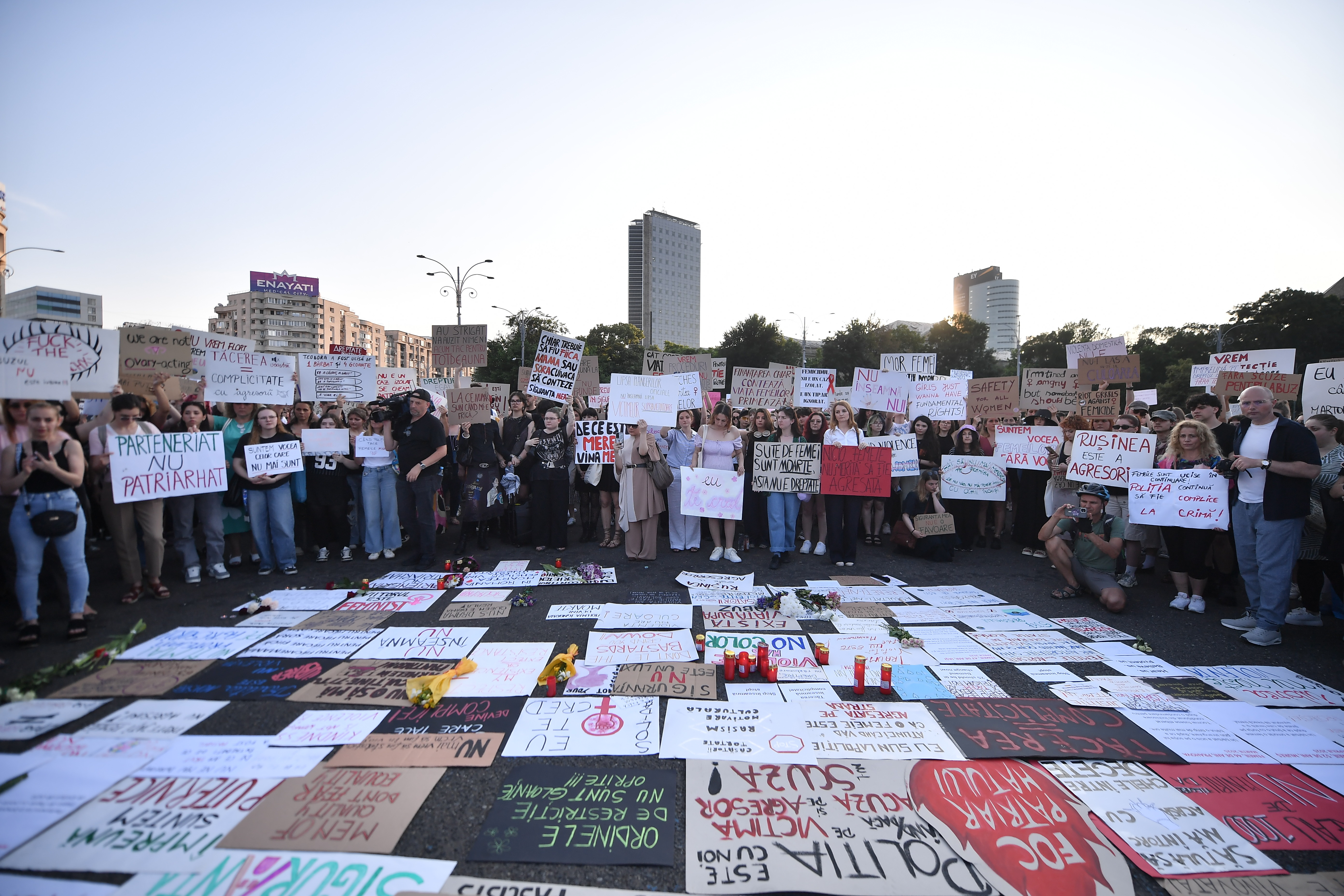 Protest „Niciuna infranta. Niciuna uitata. Nici una mai putin”, organizat de Centrul FILIA, SEXUL vs BARZA, in Piata Victoriei| Foto: GRIGORE POPESCU / AGERPRES FOTO