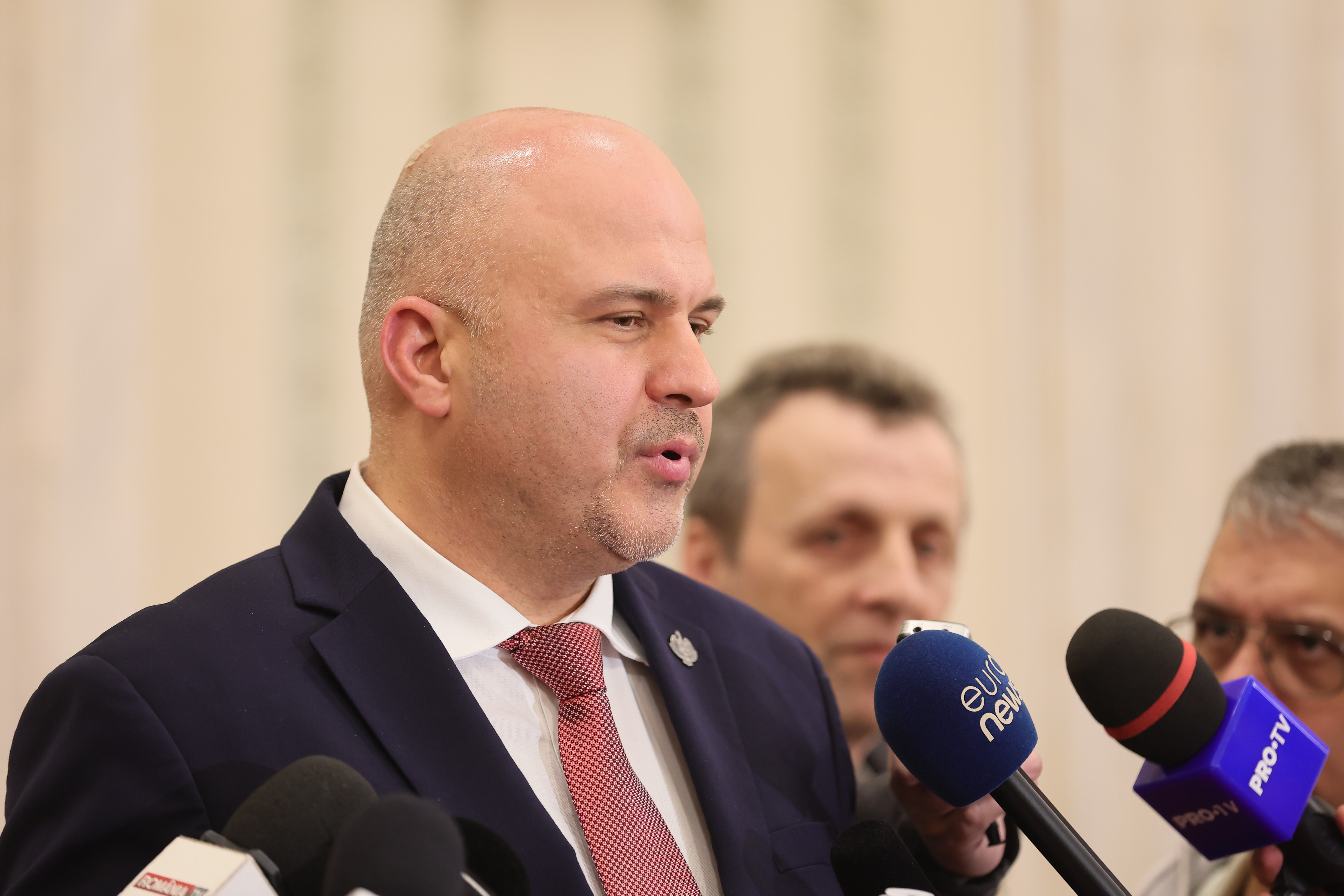 Deputatul USR Emanuel Ungureanu sustine o declaratie, la Palatul Parlamentului, unde se desfasoara sedinta comuna a Comisiilor reunite pentru buget, finante si banci pentru dezbateri asupra proiectului Legii bugetului de stat pe anul 2025|Foto: SILVIU MATEI / AGERPRES FOTO