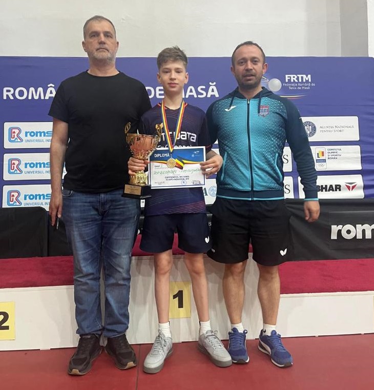 Alexandru Pop, alături de antrenorii Septimiu Șipoș și Vasile Trif | Foto: arhivă CSM tenis de masă