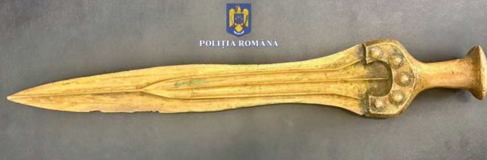 O sabie de patrimoniu veche de circa 3.500 de ani, găsită în urma unei percheziții| Foto: Poliția Română