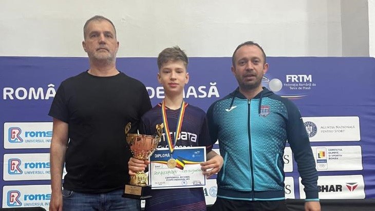 Alexandru Pop, alături de antrenorii Septimiu Șipoș și Vasile Trif | Foto: arhivă CSM tenis de masă
