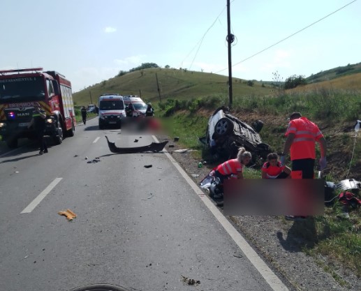 Un accident rutier a avut loc, joi, în Apahida. Un bărbat a murit și o femeie a fost transportată la spital | Foto: ISU Cluj