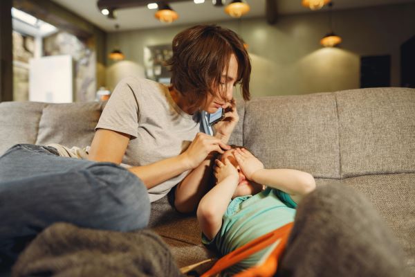 Sprijin de 100.000 Lei pentru PEDITEL. Peste 50.000 de părinți au fost ajutați gratuit de la începutul anului | Foto: pexels