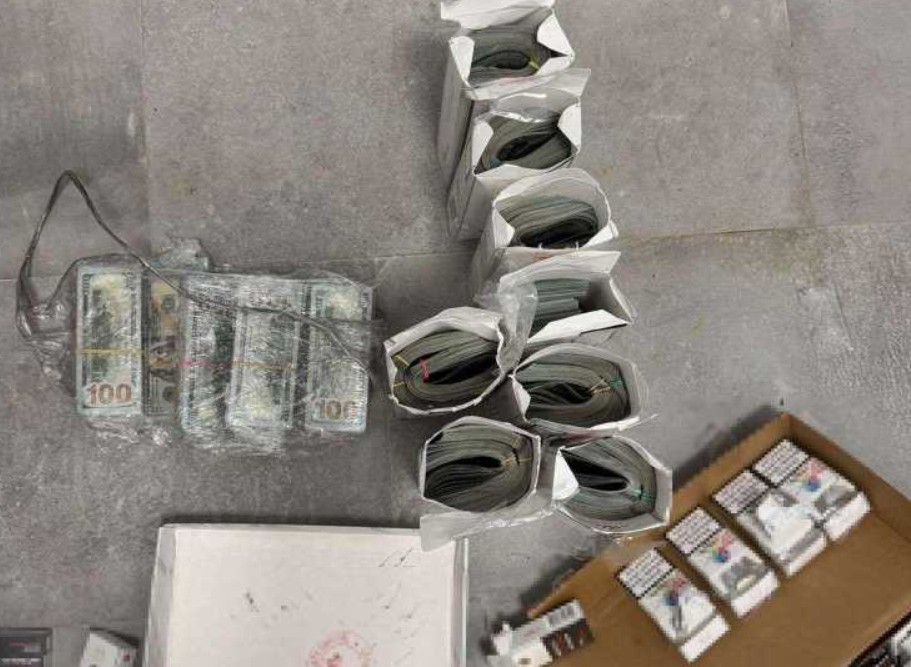 Un bărbat a ascuns 580.000 de dolari în cartușele de țigări. A încercat să traverseze granița pe jos, din Ucraina | Foto: Poliția de Frontieră