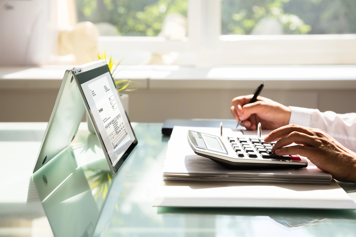Guvernul introduce taxe noi pe proprietăți, dividende și pensii mari, restructurează TVA și închide companiile de stat cu pierderi. Foto: Depositphotos.com