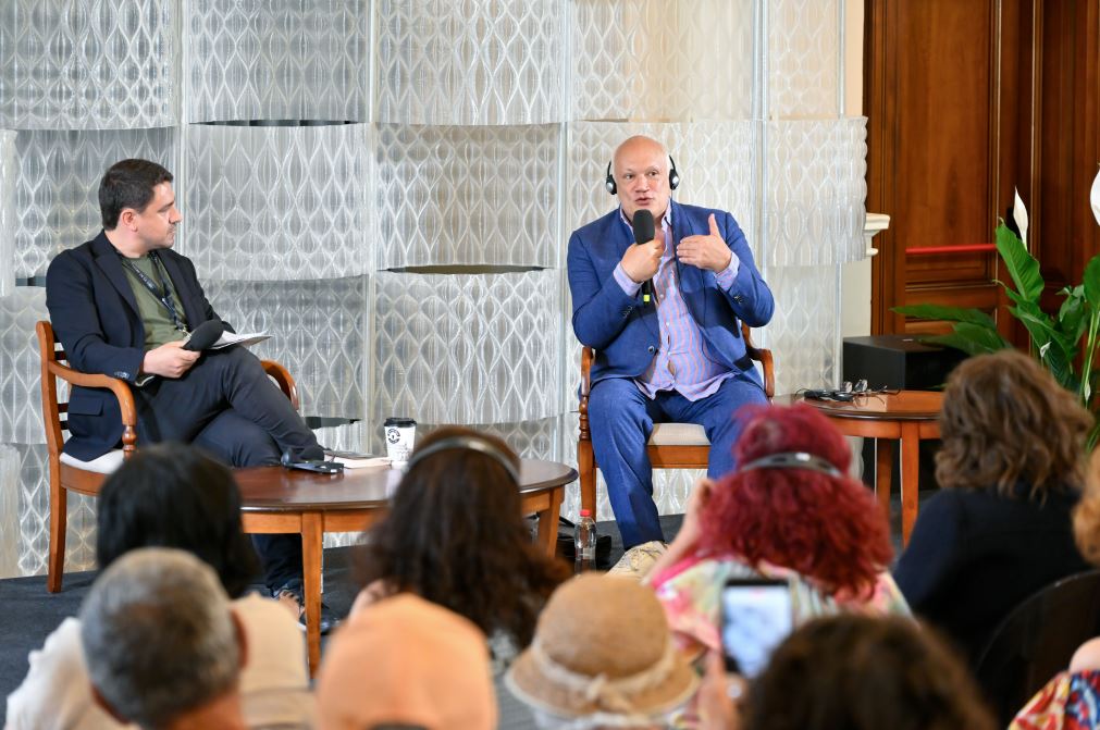 A treia zi de FITS 2025, marcată de aplauze la scenă deschisă. Conferință Éric-Emmanuel Schmitt cu sala arhiplină|Foto: blog.sibfest.ro